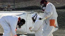 Experti v jaderném za�ízení v Hanfordu m��í hladinu radiace. 