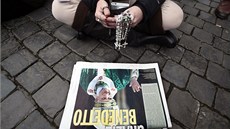 Vící ekali na papeovo vystoupení nkolik hodin. Na snímku má jedna z