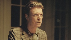 David Bowie v klipu The Stars (Are Out Tonight), v n�m� si jeho man�elku