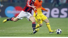 BARCELONA NA LOPATKÁCH. Lionel Messi (vlevo) a Dani Alves bhem zápasu s AC Milán.