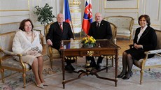 eský prezident Václav Klaus s manelkou Livií a slovenský prezident Ivan...