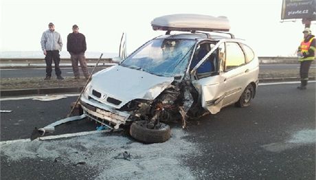 Nabourané auto v ulici K Barrandovu.