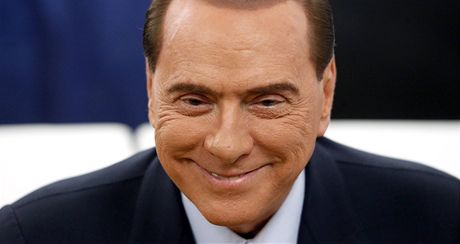 Strana Silvia Berlusconiho v pedvolebních przkumech ztrácí.