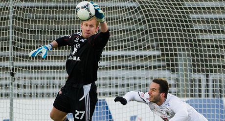 SEBERU TI TO. Zakonení hradeckému fotbalistovi znemonil branká Zdenk Zlámal