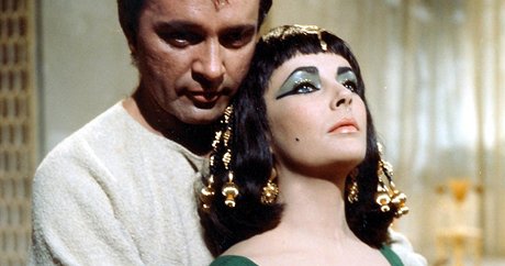 Richard Burton a Elizabeth Taylorová ve filmu Kleopatra (1963)