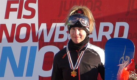 AMPIONKA. Ester Ledecká po triumfu v paralelním slalomu na mistrovství svta.