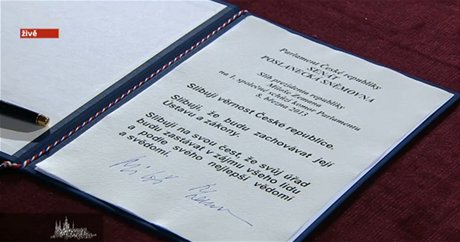 Prezidentský slib podepsal Milo Zeman znovu. Kvli gramatické chyb v tom pvodním.