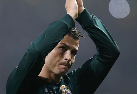 Cristiano Ronaldo z Realu Madrid se louí s diváky po zápase Ligy mistr na...