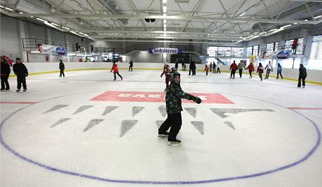 Druhá ledová plocha jihlavského zimního stadionu by podle projektu a získané dotace mla slouit pouze pro veejné bruslení. Proto se hokejové kabiny, které potebují i amatéi nebo koly, stavt nemohly.