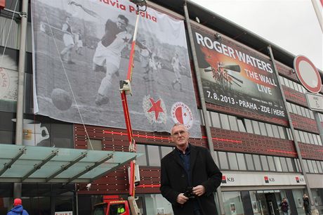 Ivan Bican pózuje ped podobiznou svého otce Josefa "Pepiho" Bicana na stadionu