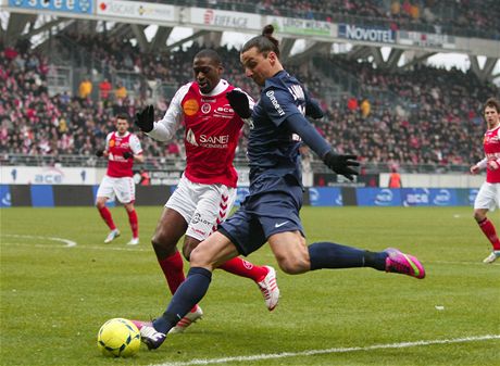 Zlatan Ibrahimovic z Paris St. Germain se snaí odcentrovat ped bránu.