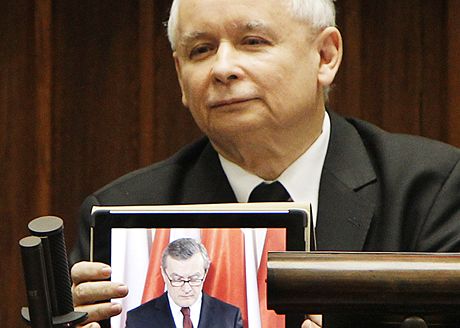 Jaroslaw Kaczynski poutí  na tabletu projev stínového premiéra své strany v