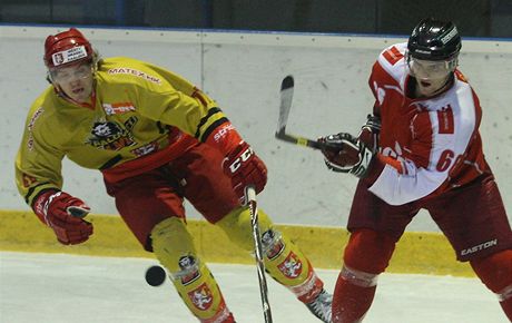 Olomoucký hokejista Robin Stank (vpravo) odehrává puk, hradecký David