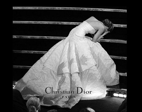 Pd Jennifer Lawrence na Oscarech inspiroval k vtipn "reklam" na Dior.