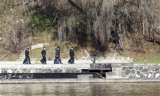 Policisté prohledávají eku i behy Vltavy.