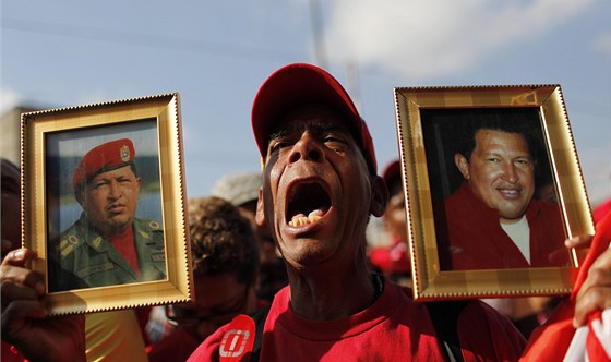Stoupenec Huga Cháveze truchlí v ulicích Caracasu. (6. bezna 2013)