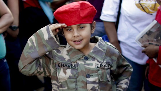 Malá obdivovatelka Huga Cháveze se pedvádí ped fotografy. (8. bezna 2013)