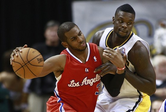 Chris Paul (vlevo) z  Los Angeles Clippers se snaí prosadit pes urputn