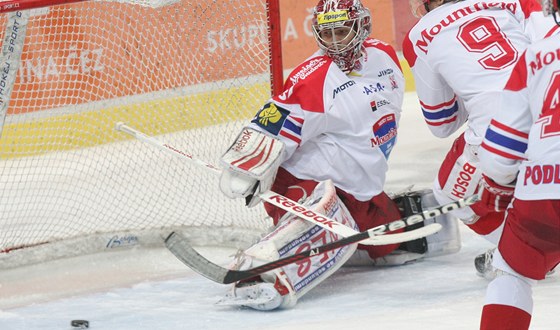 NEPÍJEMNÝ POHLED. Budjovický Jakub Ková sleduje puk, který letí do jeho