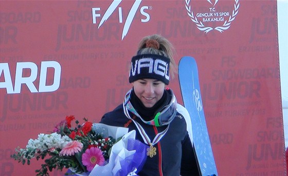 Ester Ledecká po vítězství v paralelním obřím slalomu. V Turecku se tak stala