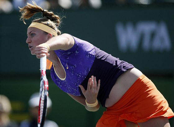 Petra Kvitová podává na turnaji v Indian Wells v utkání s Olgou Govorcovovou.