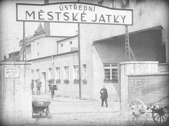 Takto v roce 1928 vypadala vstupní brána do ostravských mstských jatek.