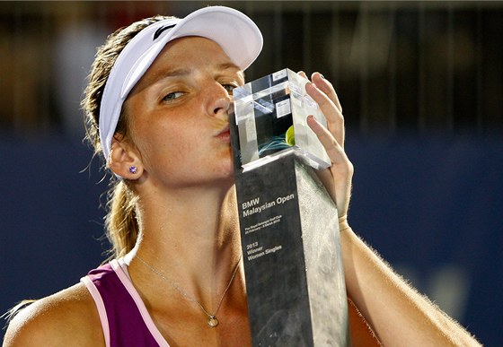 POPRVÉ. eská tenistka Karolína Plíková poprvé v kariée vyhrála turnaj WTA.
