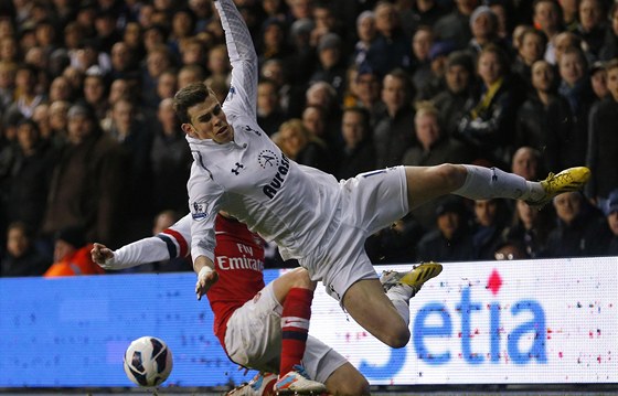 VINÍK BEZ TVÁE. Tomá Rosický z Arsenalu zajel tvrdým skluzem do Garetha Balea