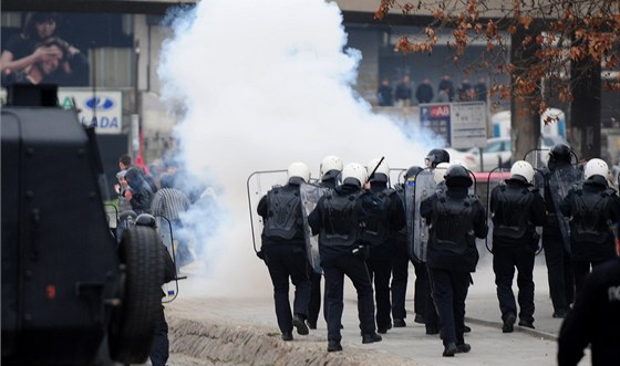 Násilné protesty ve Skopji. Policisté pouili slzbý plyn.