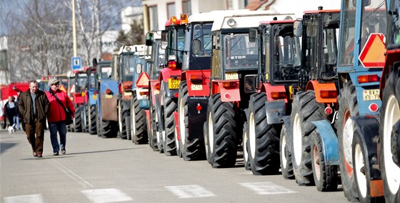 Ve Velkých Bílovicích se sjelo 231 traktor. Vinaská obec pokoila rekord.
