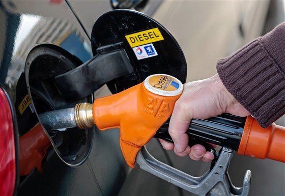 Cena benzinu i nafty kolísá okolo 36 korun za litr.