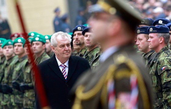 Prezident Milo Zeman prochází kolem voják na tetím nádvoí Praského hradu.