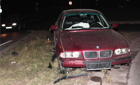 Pokozené BMW nechal ofér stát na tráv a "vypail se".