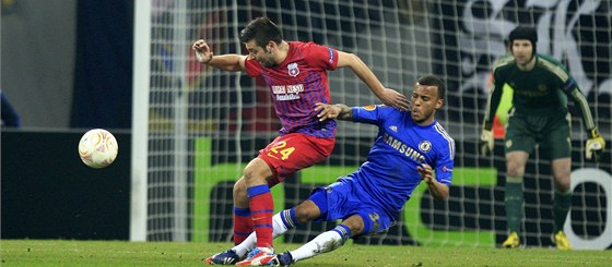 PENALTA  Ryan Bertrand z Chelsea fauluje Raul Rusesca ze Steaua Bukure v