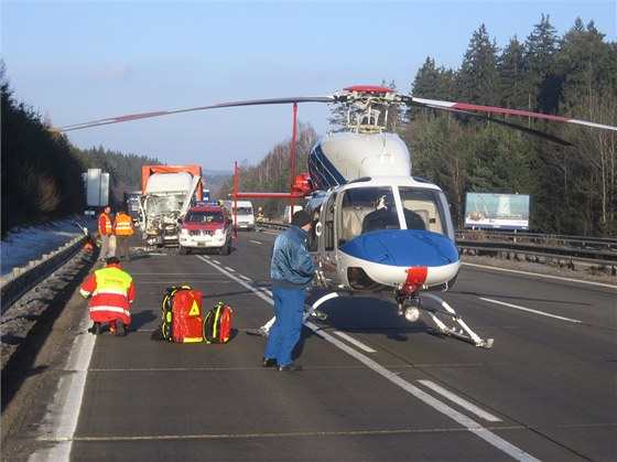 Dosednutí vrtulníku záchraná na dálnici z dvodu transportu zranného idie