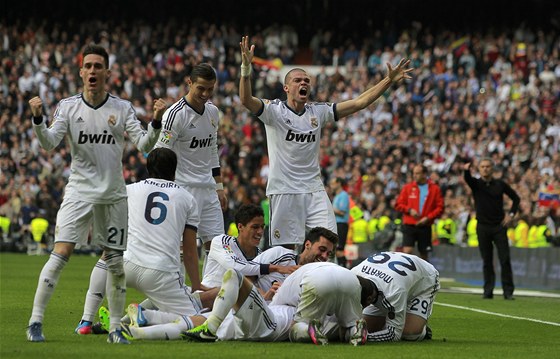 Fotbalisté Realu Madrid se radují ze vsteleného gólu.