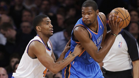 Kevin Durant (vpravo) z Oklahomy si kryje mí ped dotírajícím Jamesem Whitem z