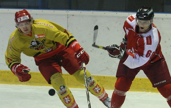 Olomoucký hokejista Robin Staněk (vpravo) odehrává puk, hradecký David