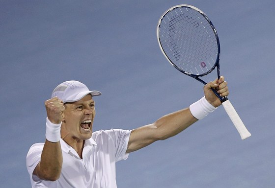 JE TO TAM! eský tenista Tomá Berdych v Dubaji práv udolal výcarského