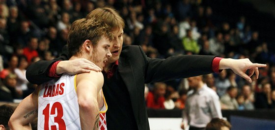 Jan Slowiak, trenér pardubických basketbalist, úkoluje Evaldase abase.