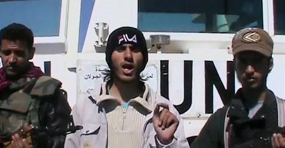Rebelové zveejnili video, ve kterém íkají, e pozorovatele OSN propustí, kdy se syrské vládní jednotky stáhnou z vesnice al-Damla. Jinak prý s nimi budou zacházet jako s vzni. | foto: Reuters