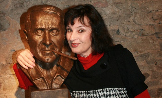 Sochaka Monika Málová vecová s bustou fotografa Frantika Drtikola