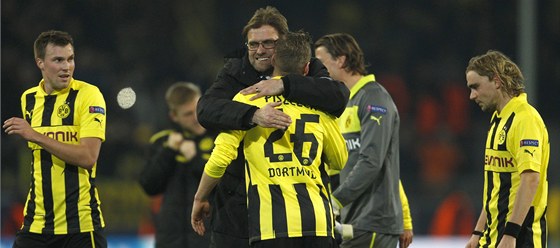 SKVLE, KLUCI! Trenér Jürgen Klopp se raduje s fotbalisty Dortmundu z postupu