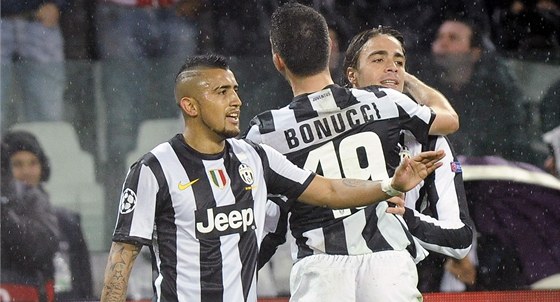 OSLAVA STARÉ DÁMY. Fotbalisté Juventusu se radují z gólu Alessandra Matriho