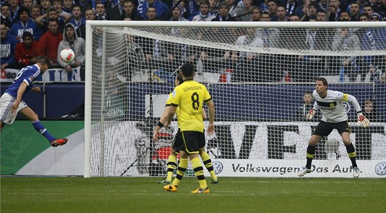 GÓL. Útoník Jan-Klaas Huntelaar ze Schalke skóruje do sít Dortmundu.