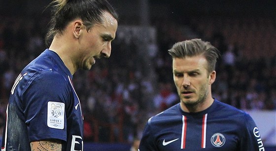 Zlatan Ibrahimovic (vlevo) a David Beckham (vpravo) během společného působení ve francouzském Paris St. Germain.