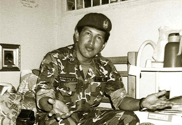Hugo Chávez na nedatovaném snímku během pobytu ve vězení  