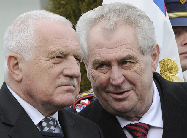 Prezident Václav Klaus se svým nástupcem Miloem Zemanem dnes poloili kvtiny