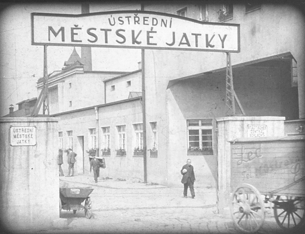 Takto v roce 1928 vypadala vstupní brána do ostravských městských jatek. | foto: Archiv Karla Koláře