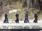 Policisté prohledávají eku i behy Vltavy.
